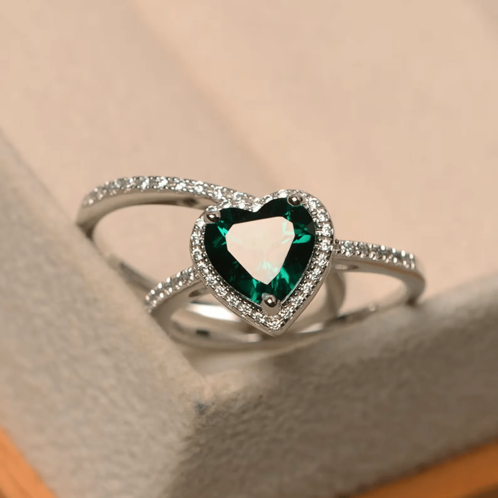 Mi Amor Emerald 2 Set Ring - Image 3