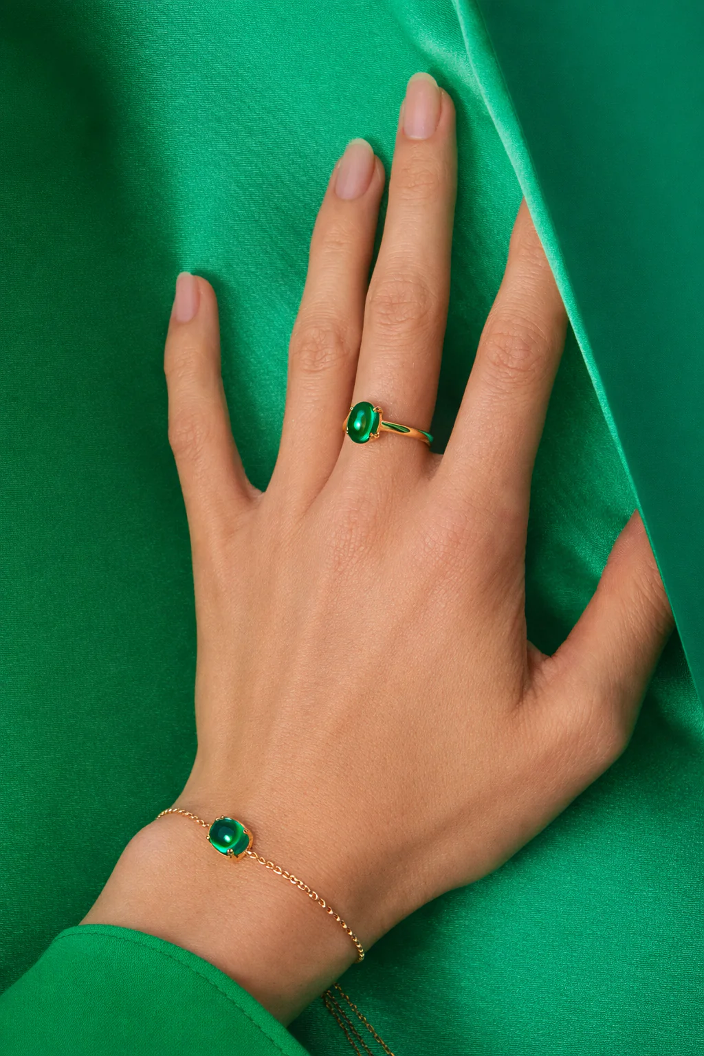 Glossy Cabochon Emerald Bracelet - Image 3