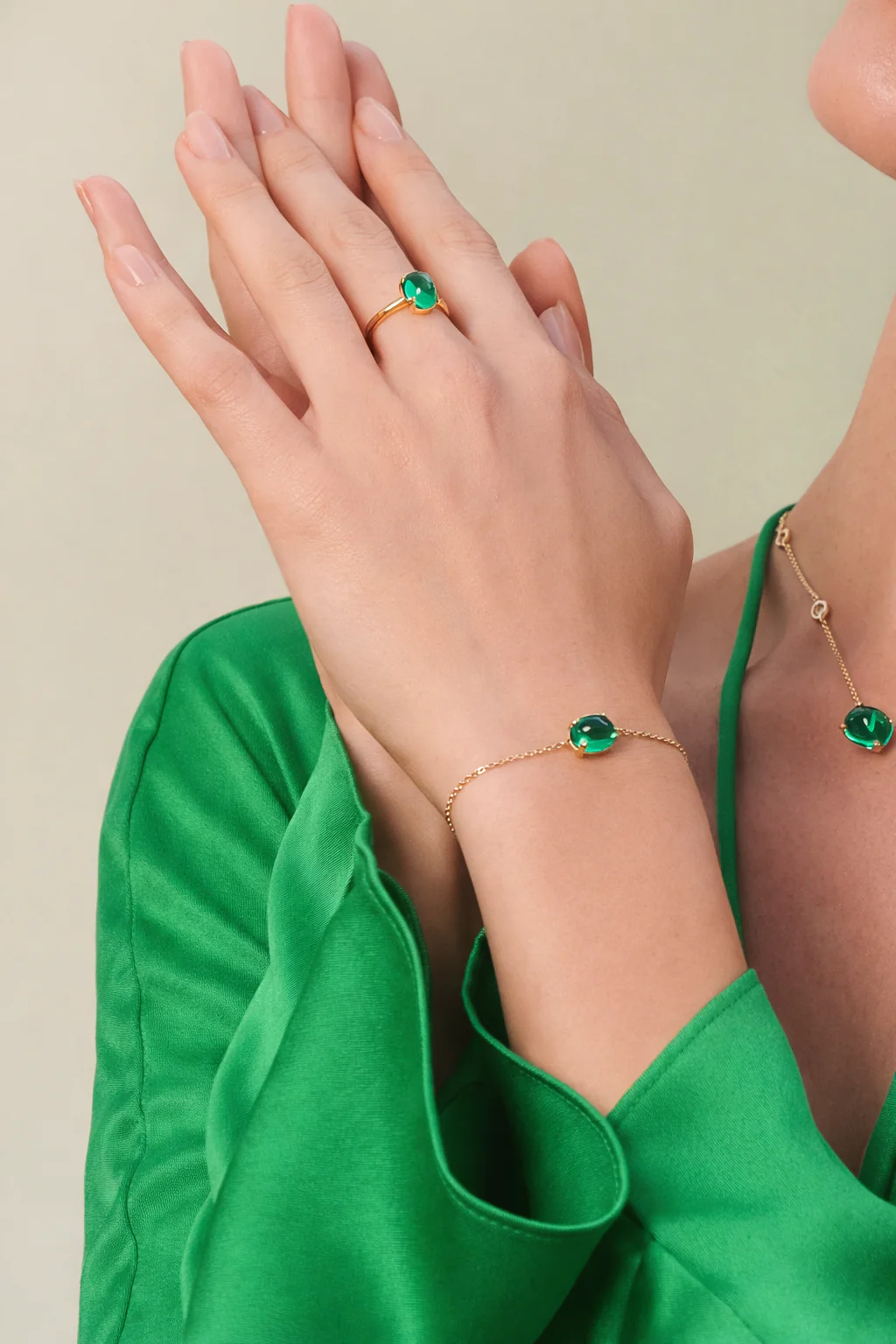 Glossy Cabochon Emerald Bracelet - Image 4