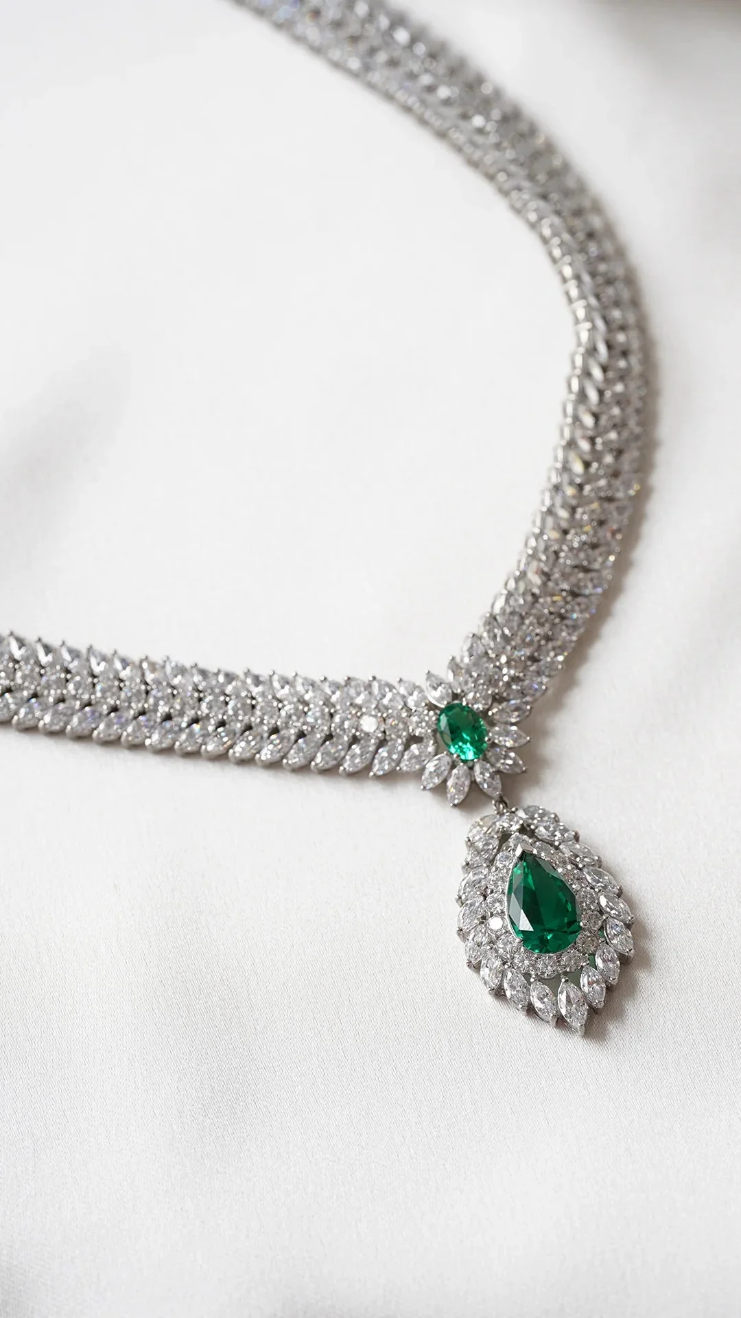 Éclat Verdélia Necklace - Image 9