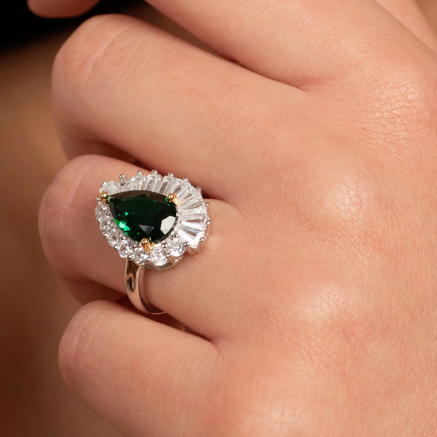 Emerald & Baguette Stones Ring - Image 3